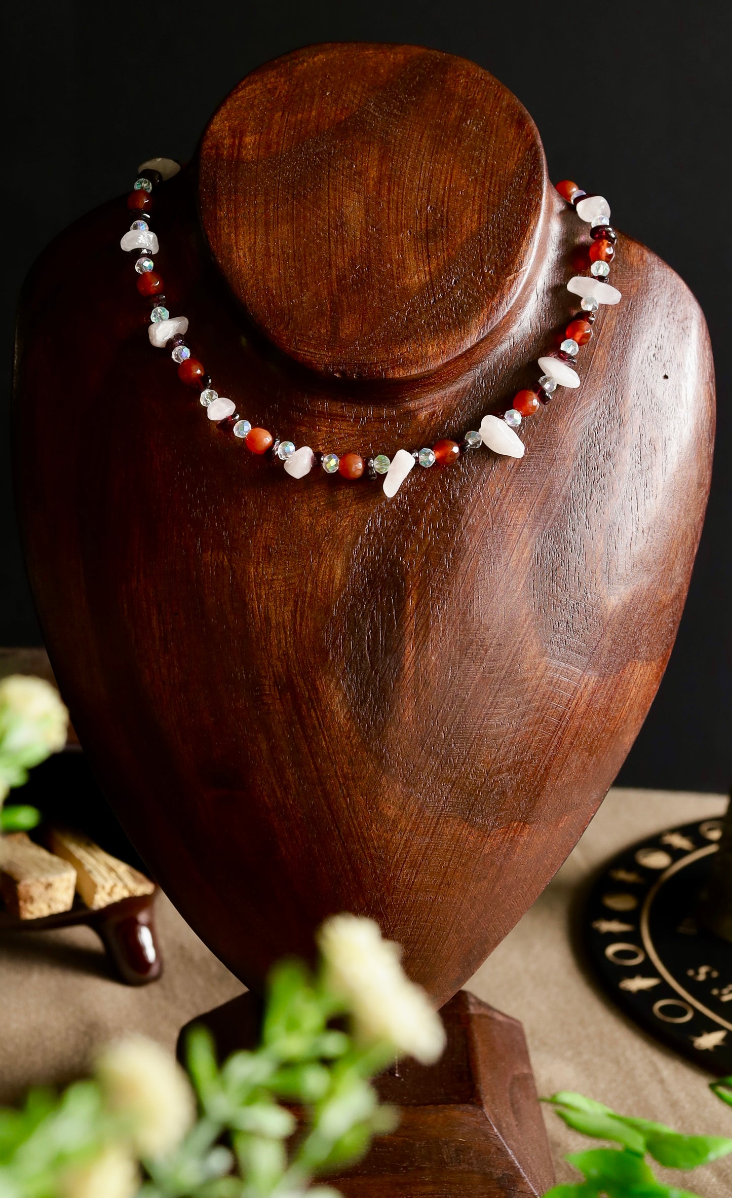 Collar Ritual de Empoderamiento y Amor Propio – Cuarzo Rosa, Granate y Coralina