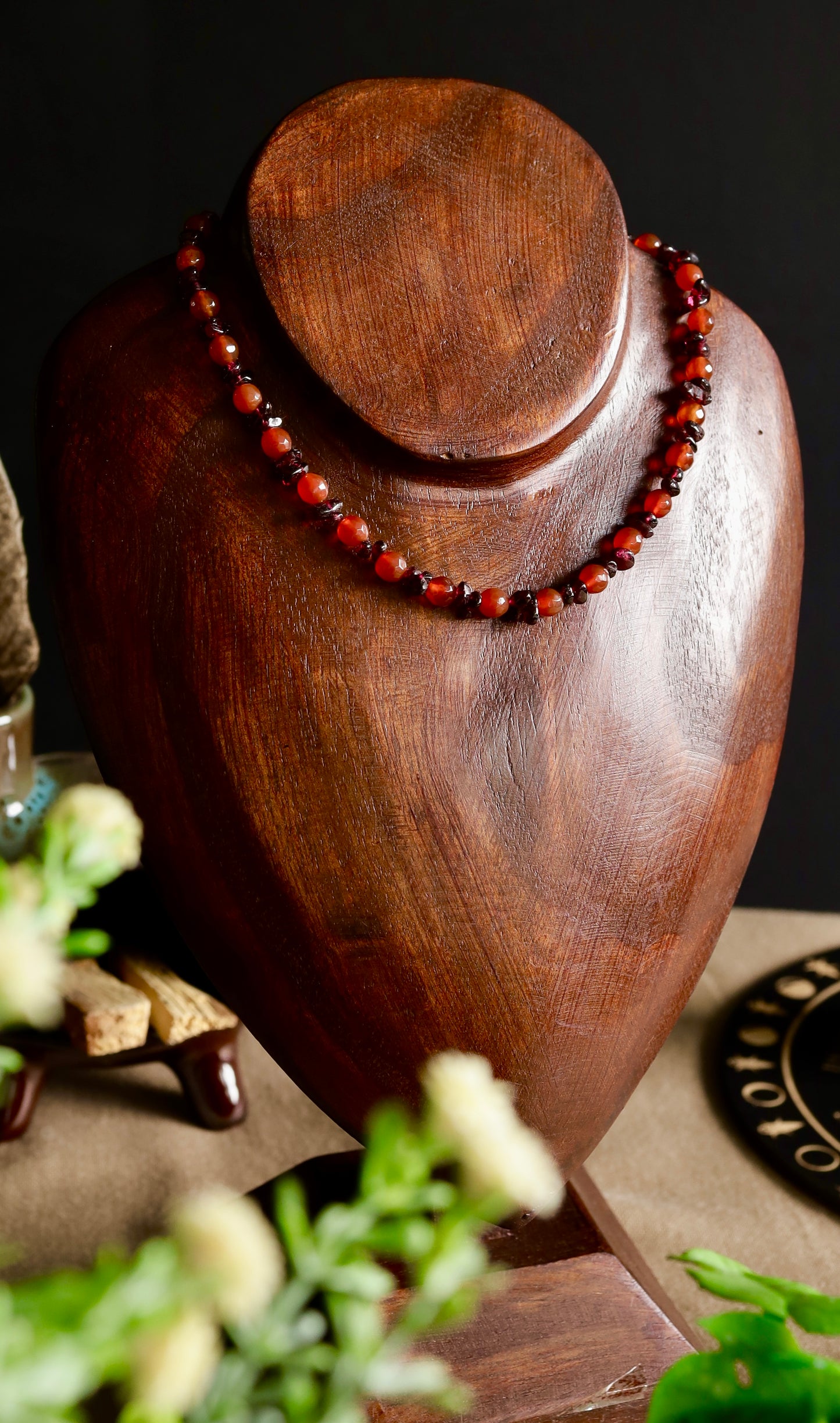 Collar Ritual de Magnetismo y Energía Vital – Coralina y Granate