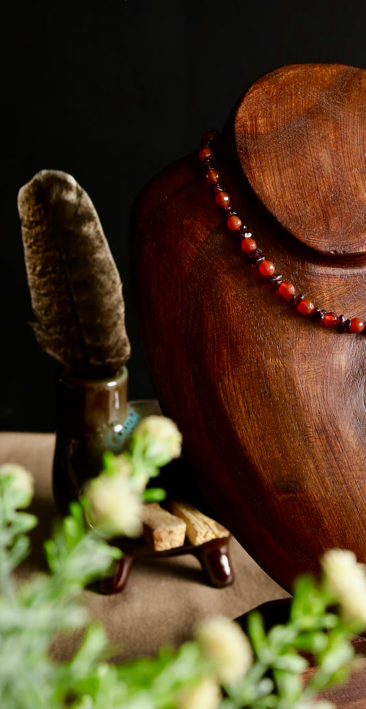 Collar Ritual de Magnetismo y Energía Vital – Coralina y Granate