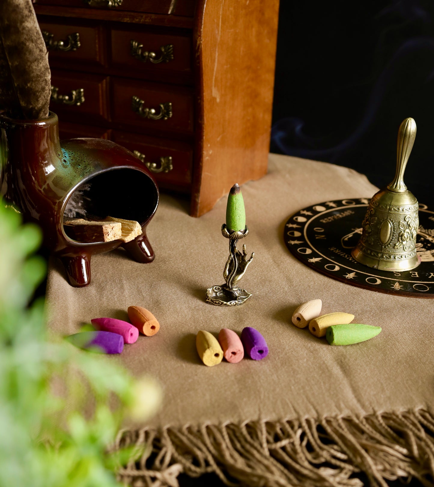 Mano Divina – Set con porta incienso y 10 conos.