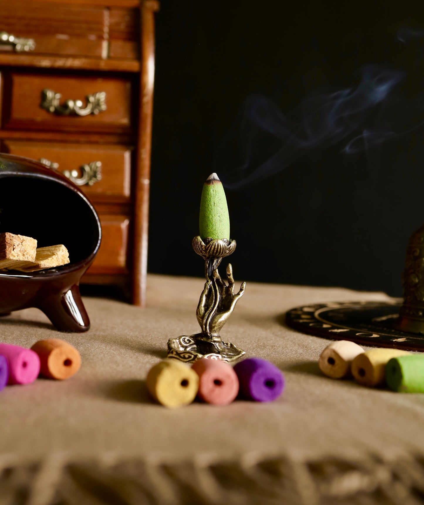 Mano Divina – Set con porta incienso y 10 conos.