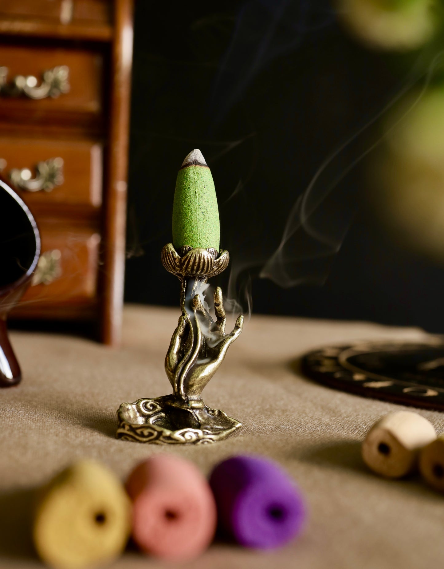 Mano Divina – Set con porta incienso y 10 conos.